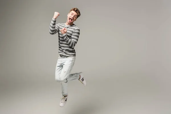 Emocionado Gritando Hombre Saltando Animando Gris —  Fotos de Stock