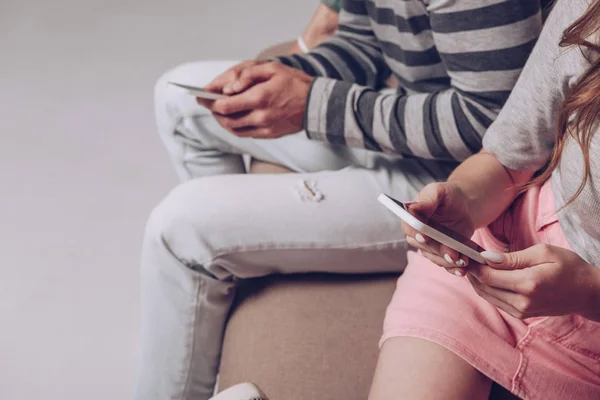 Beskärd Över Par Med Hjälp Smartphones När Sitter Tillsammans — Stockfoto