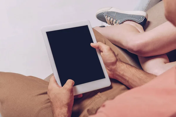 Vista Ritagliata Coppia Utilizzando Tablet Digitale Con Schermo Bianco Insieme — Foto Stock