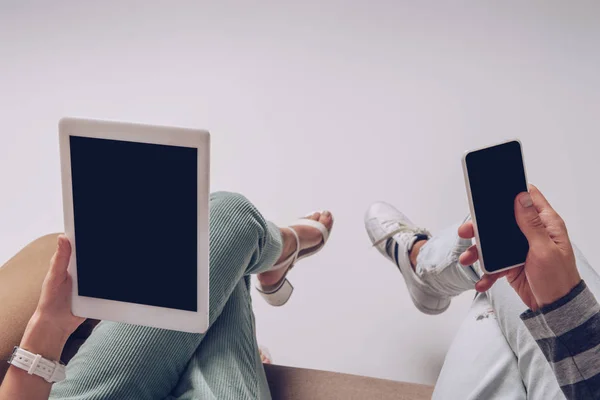 Vista Recortada Pareja Usando Smartphone Tableta Digital Con Pantallas Blanco — Foto de Stock