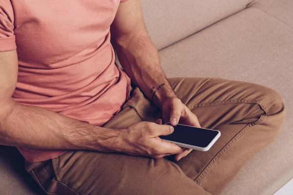 Vista Parcial Del Hombre Usando Smartphone Con Pantalla Blanco —  Fotos de Stock