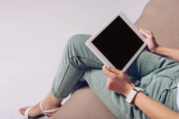 Bijgesneden Weergave Van Meisje Met Behulp Van Digitale Tablet Met — Stockfoto