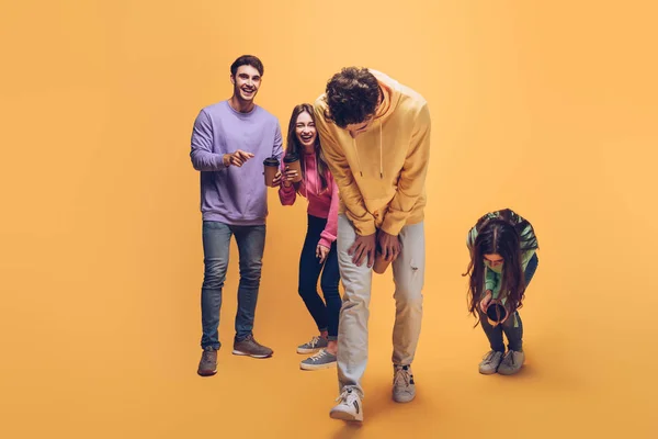 Amigos Rindo Falando Segurando Café Para Amarelo — Fotografia de Stock