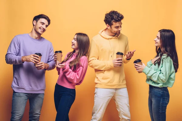 Vrolijke Vrienden Praten Houden Koffie Gaan Geïsoleerd Geel — Stockfoto