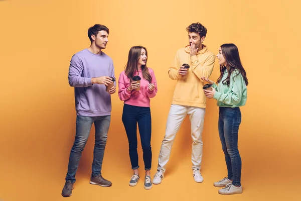 Amigos Positivos Chismorreando Sosteniendo Café Para Llevar Amarillo — Foto de Stock