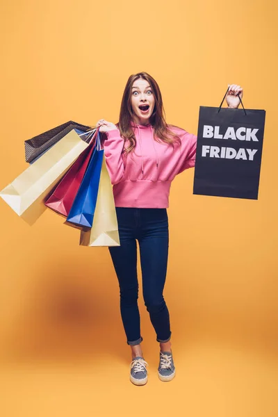 Aufgeregtes Mädchen Mit Einkaufstüten Schwarzen Freitag Auf Gelb — Stockfoto