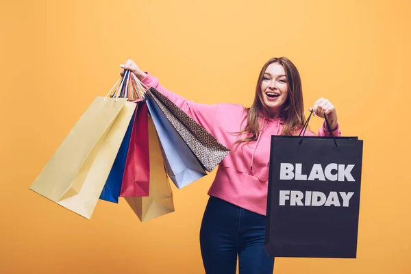 Aufgeregtes Mädchen Mit Einkaufstüten Schwarzen Freitag Isoliert Auf Gelb — Stockfoto