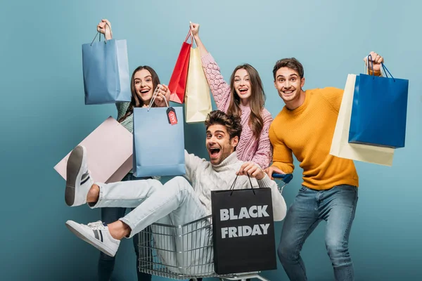 Leende Vänner Att Kul Med Shoppingväskor Kundvagnen Svart Fredag Blå — Stockfoto