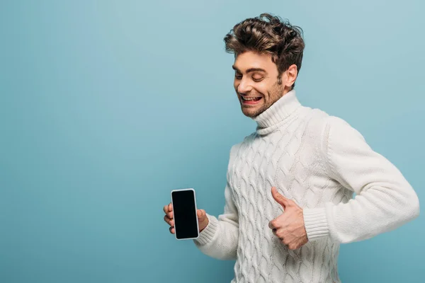 Όμορφος Άνδρας Δείχνει Τον Αντίχειρα Επάνω Και Smartphone Λευκή Οθόνη — Φωτογραφία Αρχείου