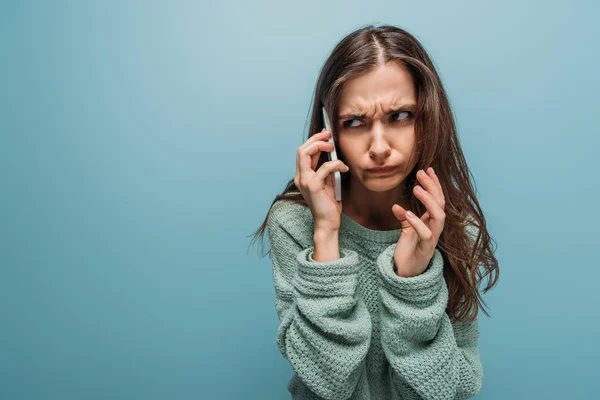 Boze Vrouw Praten Smartphone Geïsoleerd Blauw — Stockfoto