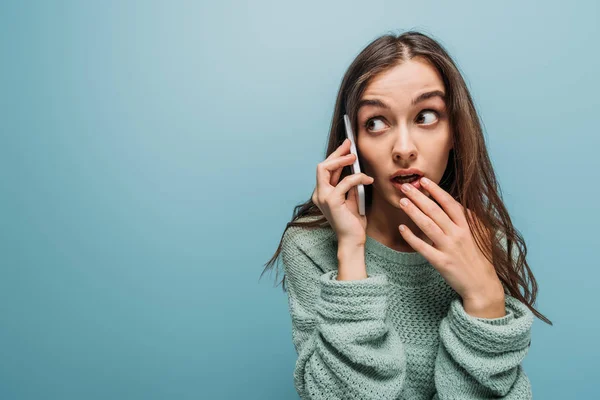Mujer Conmocionada Hablando Teléfono Inteligente Aislado Azul — Foto de Stock