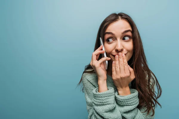 Mujer Sorprendida Hablando Teléfono Inteligente Aislado Azul —  Fotos de Stock