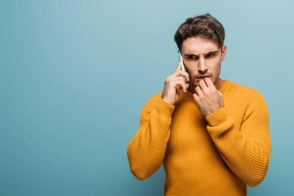 Bezorgde Man Denken Praten Smartphone Geïsoleerd Blauw — Stockfoto