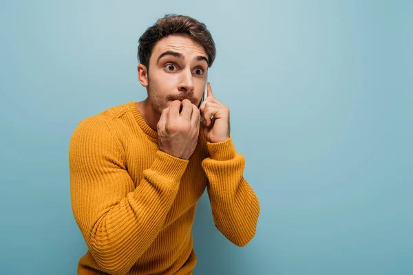 Verängstigter Mann Spricht Auf Smartphone Isoliert Auf Blauem Grund — Stockfoto