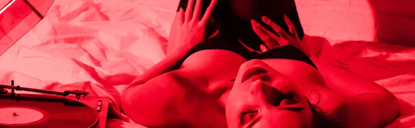 Панорамний Знімок Привабливої Пристрасної Дівчини Лежить Ліжку Вініловим Гравцем Червоному — стокове фото