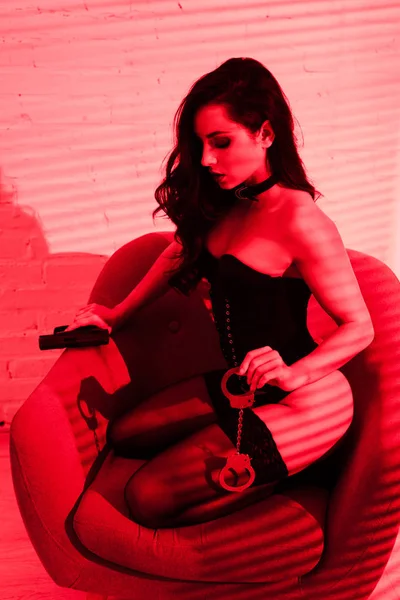 Passionate Criminal Woman Bodysuit Holding Gun Handcuffs Red — Stock Photo, Image
