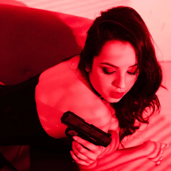 Bela Mulher Criminosa Apaixonado Bodysuit Segurando Arma Vermelho — Fotografia de Stock