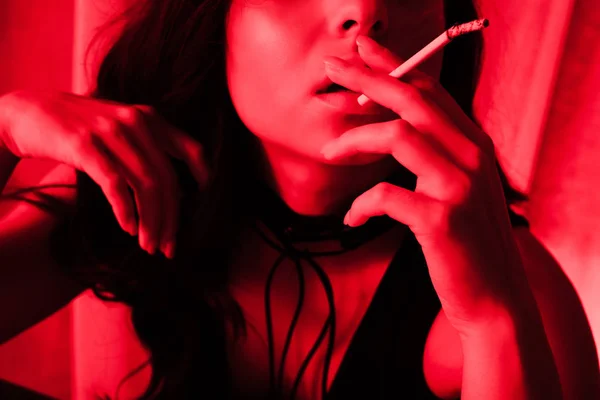 Recortado Vista Atractiva Chica Sexy Fumar Cigarrillo Luz Roja — Foto de Stock