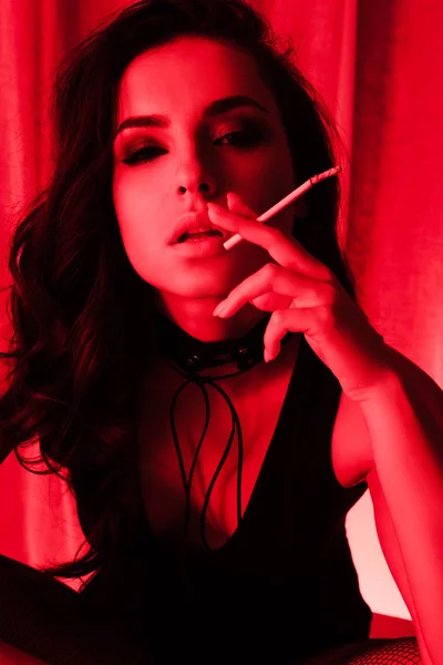 Привлекательная Чувственная Девушка Курит Сигарету Красном Свете — стоковое фото