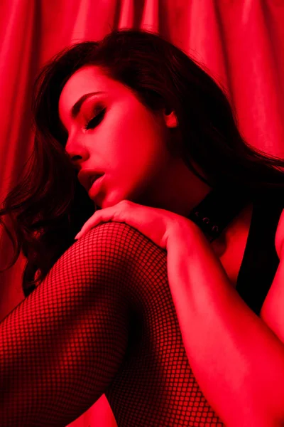 Mooie Sexy Vrouw Poseren Rood Licht — Stockfoto
