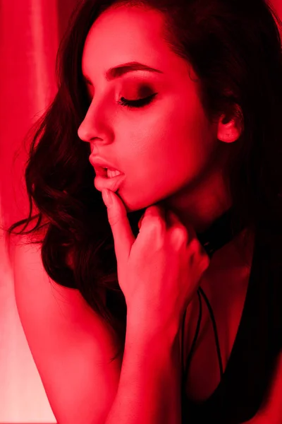 Hermosa Chica Apasionada Posando Traje Cuerpo Luz Roja —  Fotos de Stock