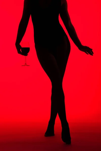 Przycięty Widok Czarnej Sylwetki Seksownej Kobiety Trzymającej Kieliszek Wina Czerwono — Zdjęcie stockowe
