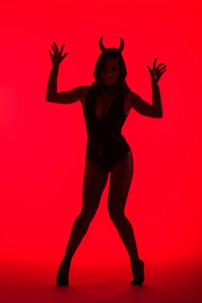 Silhouet Van Mooie Jonge Vrouw Duivelse Kostuum Geïsoleerd Rood — Stockfoto