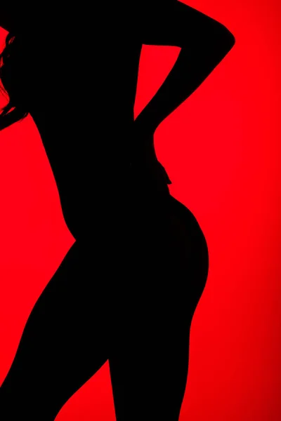Kırmızıda Izole Edilmiş Şehvetli Bir Kadının Siyah Silueti — Stok fotoğraf