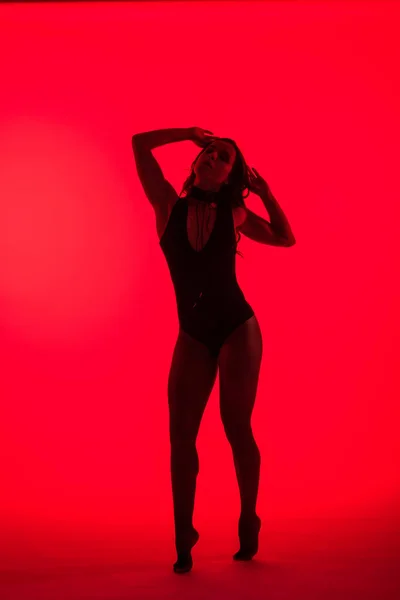 Silhouette Jolie Jeune Femme Sexy Isolée Sur Rouge — Photo