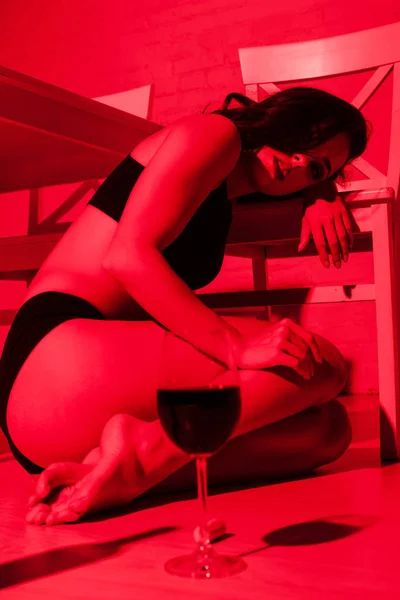 Krásná Sexy Dívka Sklenkou Vína Sedí Podlaze Kuchyni Červeném Světle — Stock fotografie