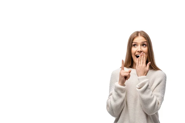 Hermosa Mujer Sorprendida Suéter Blanco Apuntando Hacia Arriba Cubriendo Boca — Foto de Stock