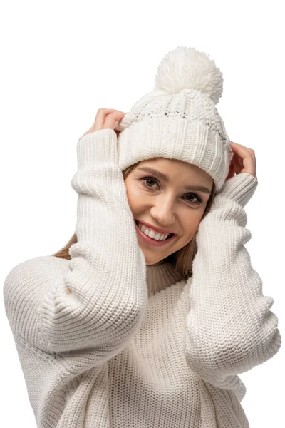 Bela Mulher Posando Suéter Malha Branca Chapéu Isolado Branco — Fotografia de Stock