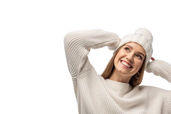 Menina Sorridente Atraente Posando Suéter Malha Branca Chapéu Isolado Branco — Fotografia de Stock