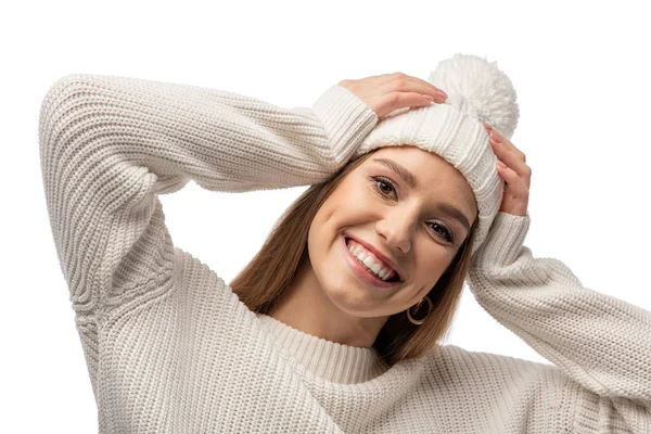 Jolie Femme Souriante Posant Tricot Blanc Pull Chapeau Isolé Sur — Photo