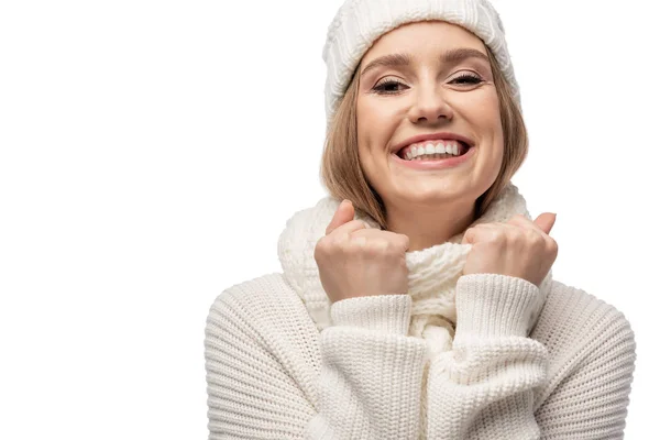 Mooie Glimlachende Vrouw Opwarmen Witte Gebreide Kleding Geïsoleerd Wit — Stockfoto