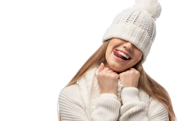 Όμορφη Αστεία Γυναίκα Κολλήσει Γλώσσα Έξω Λευκό Πλεκτό Καπέλο Απομονώνονται — Φωτογραφία Αρχείου