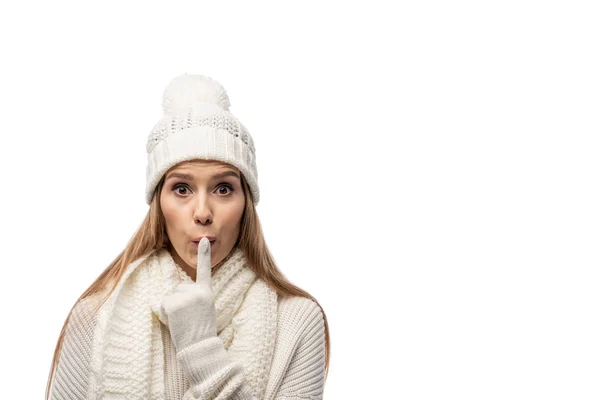 Överraskad Kvinna Vita Stickade Kläder Visar Tystnad Symbol Isolerad Vit — Stockfoto