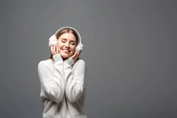 Atractiva Chica Sonriente Posando Suéter Blanco Orejeras Aislado Gris — Foto de Stock