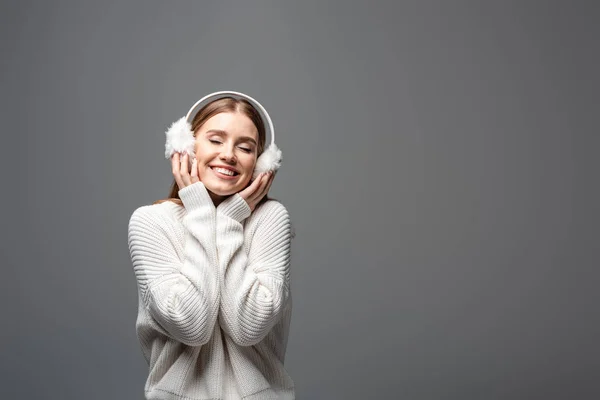 Attraente Ragazza Sorridente Posa Maglione Bianco Paraorecchie Isolato Grigio — Foto Stock