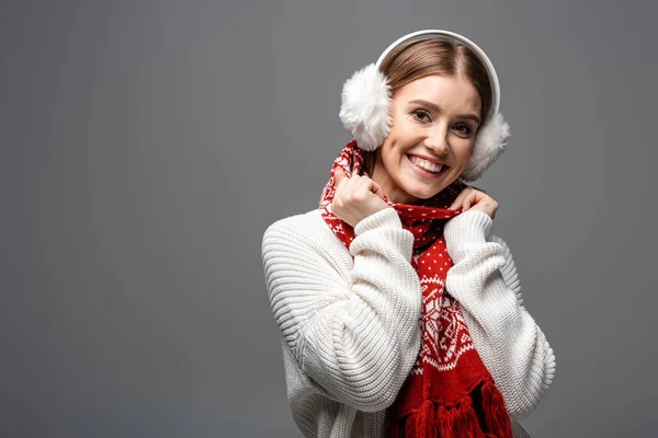 Hermosa Chica Sonriente Posando Suéter Blanco Orejeras Bufanda Aislado Gris — Foto de Stock