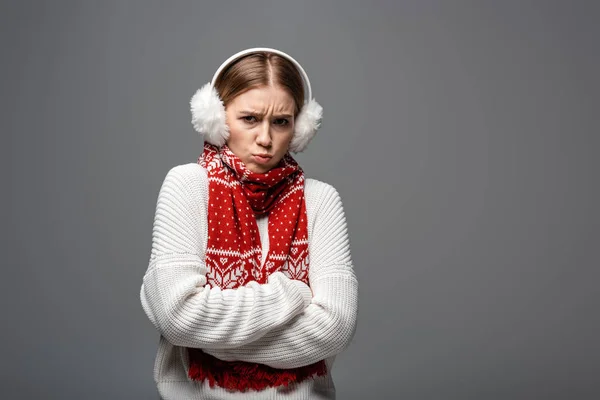 白いセーターを着た冷たい女の子を怒らせ耳フとスカーフを両腕でポーズさせグレーで隔離された — ストック写真