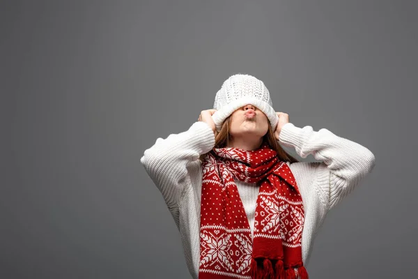 Attraente Donna Divertente Maglia Sciarpa Con Cappello Sugli Occhi Isolato — Foto Stock
