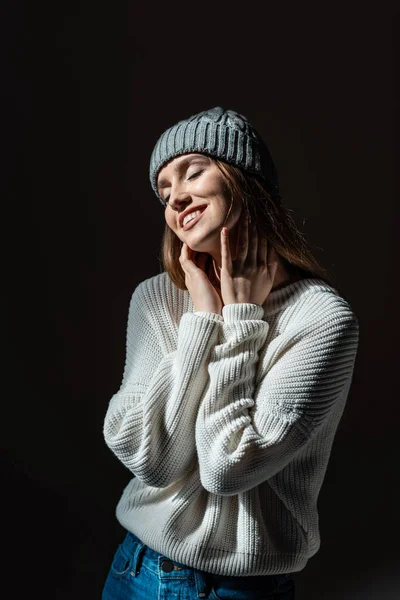 Hermosa Chica Tierna Ensueño Con Los Ojos Cerrados Suéter Sombrero — Foto de Stock