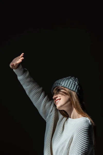 セーターと帽子の美しい陽気な女の子 — ストック写真