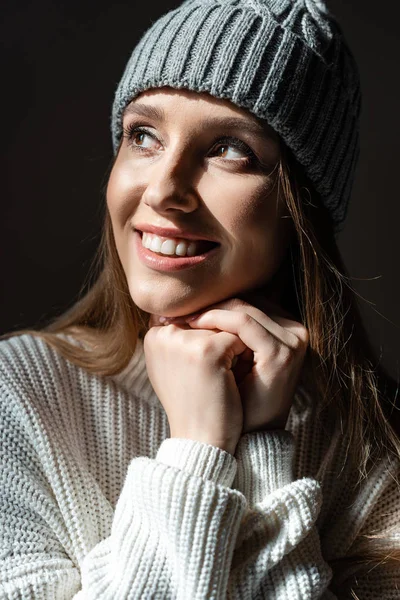 Retrato Hermosa Mujer Feliz Suéter Sombrero — Foto de Stock