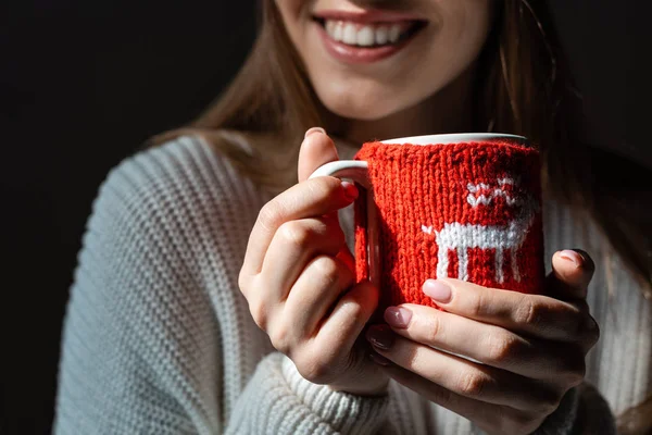 Vágott Kilátás Mosolygós Kezében Karácsonyi Csésze Kávét — Stock Fotó