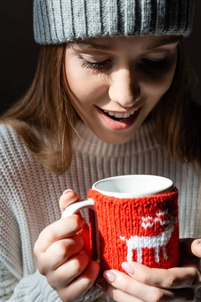 コーヒーのクリスマスカップを持つ魅力的な正の女性 — ストック写真