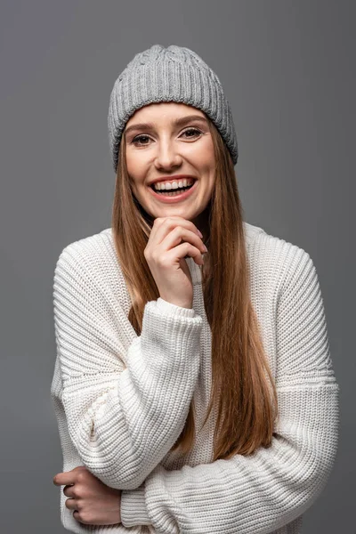 Attraktiv Lycklig Kvinna Stickad Hatt Och Tröja Isolerad Grått — Stockfoto