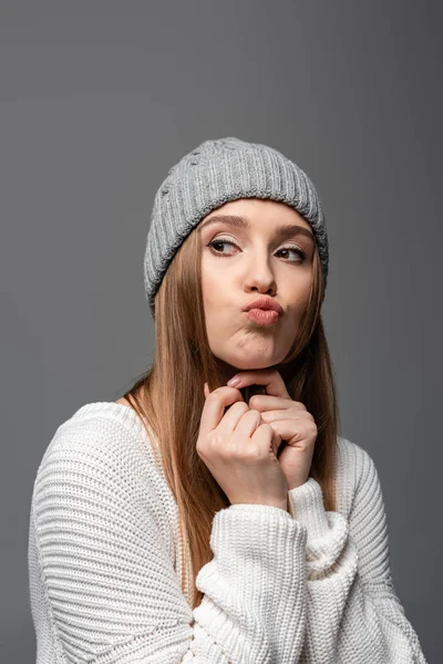 Hermosa Chica Pensativa Sombrero Punto Suéter Aislado Gris — Foto de Stock