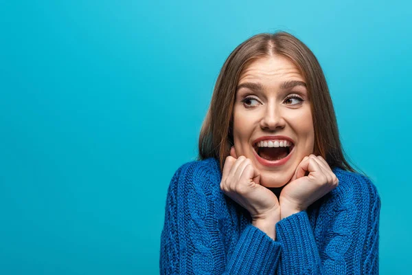 Aantrekkelijke Opgewonden Vrouw Blauwe Gebreide Trui Geïsoleerd Blauw — Stockfoto